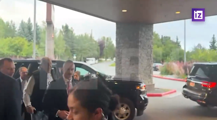 拉夫罗夫“苏联”毛衣引热议，无关时尚，全是戏精！