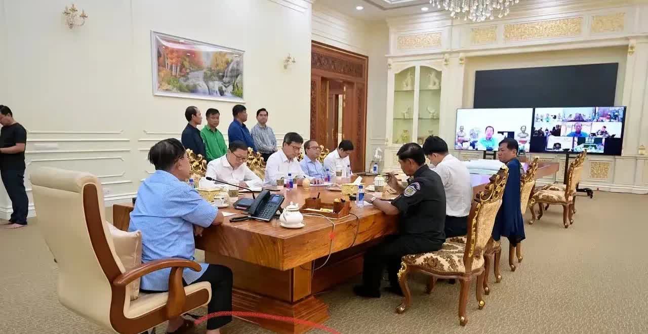 洪森穿拖鞋开会，赤裸裸的体现了他在柬埔寨“家天下”的统治理念，把国家当成私产，除