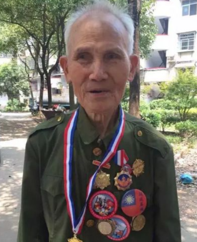 1945年，一名机枪手为了躲避日军，选择绕上山路前进，没想到意外发现100多名正