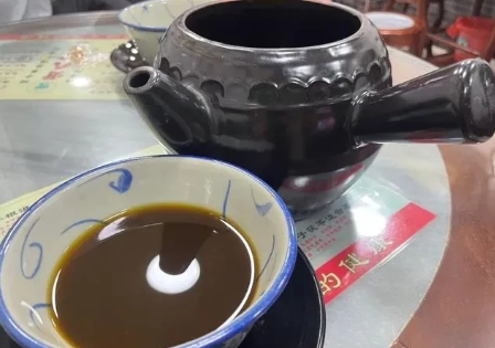 这种秘方凉茶你喝过吗？老板添“猛料”，结果进班房！
 
东莞有个凉茶店老板黎某，