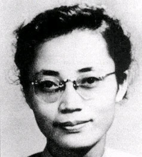 1950年，萧明华在监狱里被敌人折磨得体无完肤，得知敌人要处决自己，她突然开口说