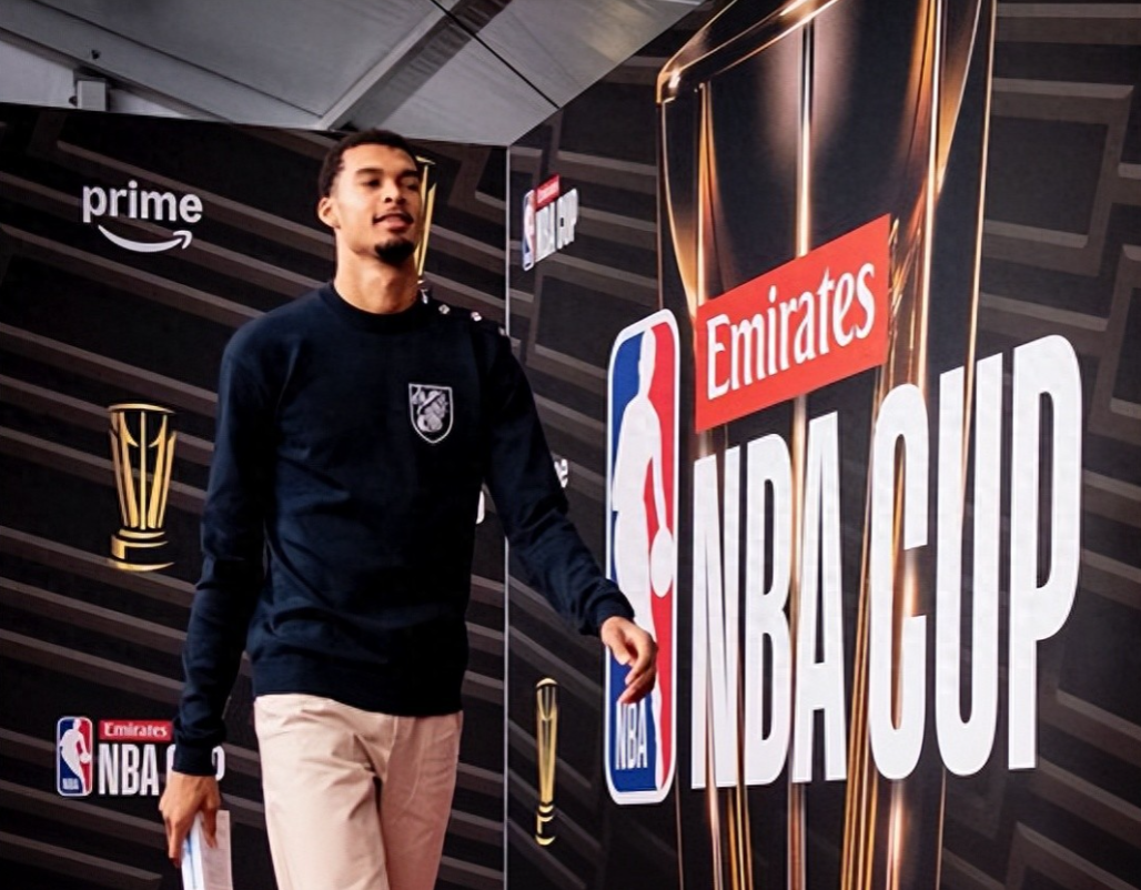 NBA杯半决赛，马刺对阵雷霆，文班亚马复出，但没有进入首发名单，这也是他NBA职