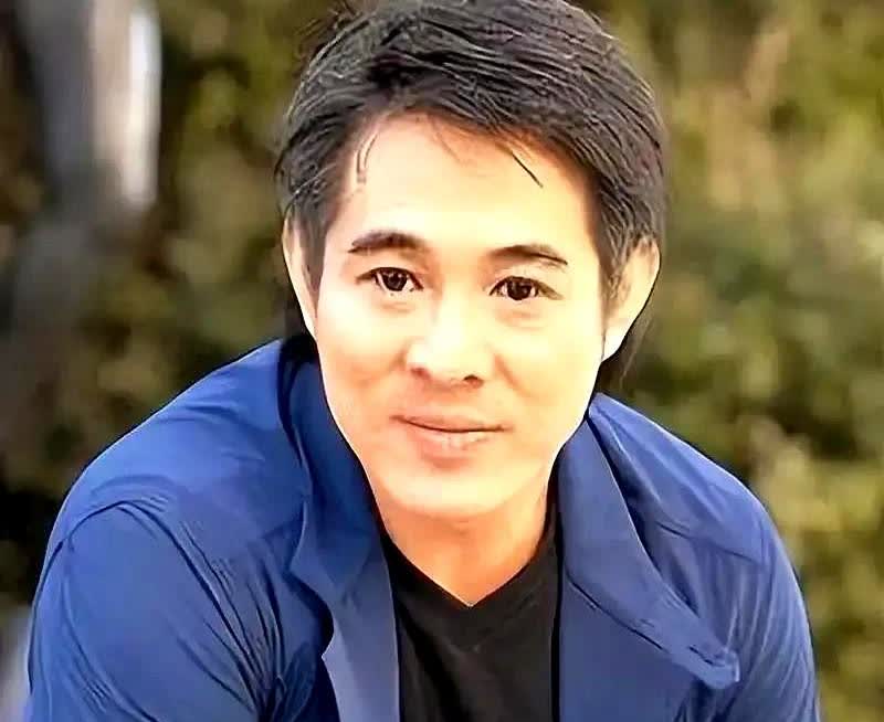 李思隐忍三十年，只为等一个为母复仇的时机。

曾经母亲黄秋燕与父亲李连杰的爱
