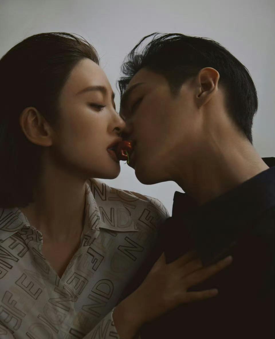 娱乐圈还有比这更甜的吗？
张若昀唐艺昕最新杂志封面直接甜上热搜！
小两口这次彻底