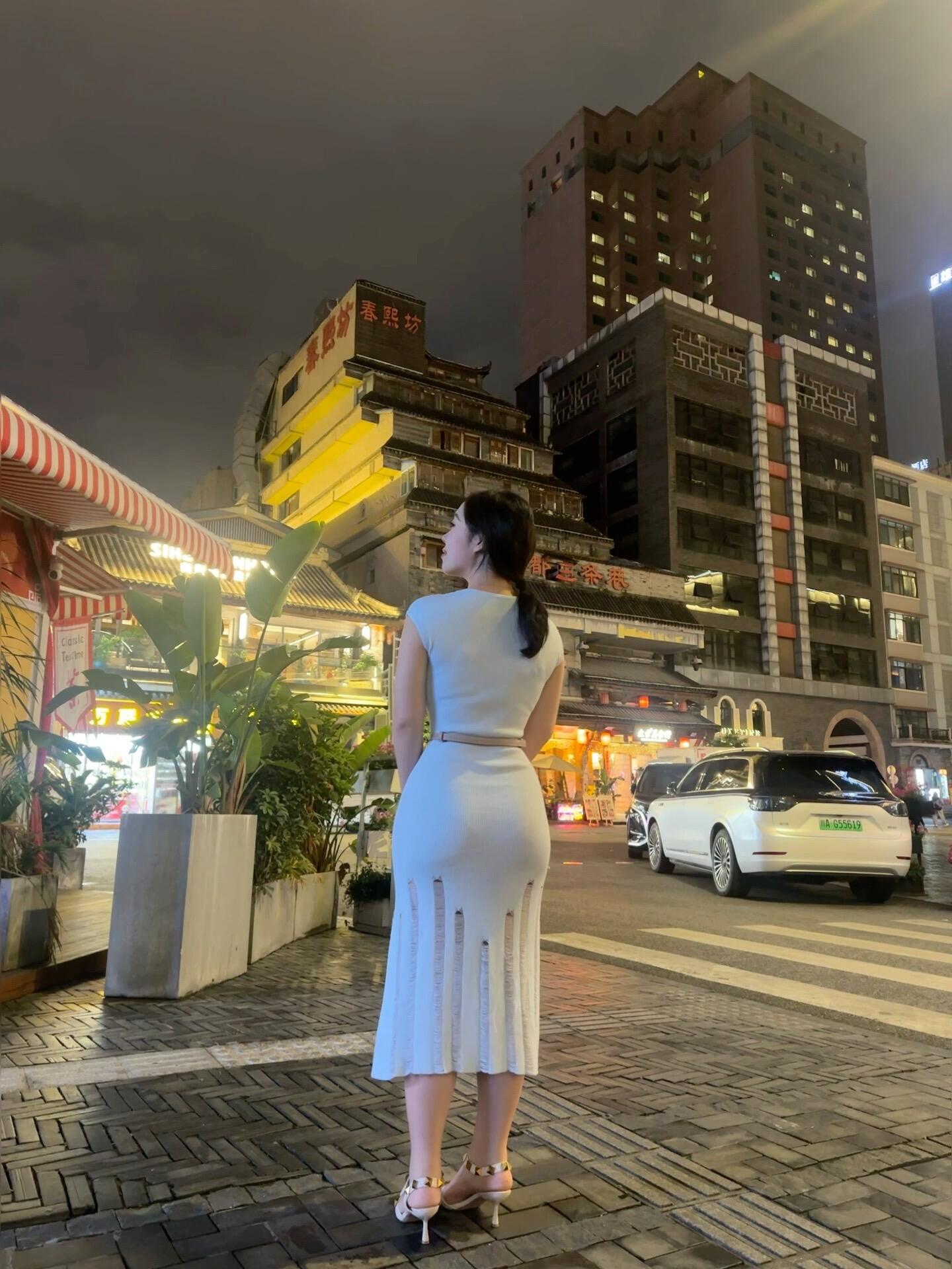 今天陪嫂子出来夜市逛逛。