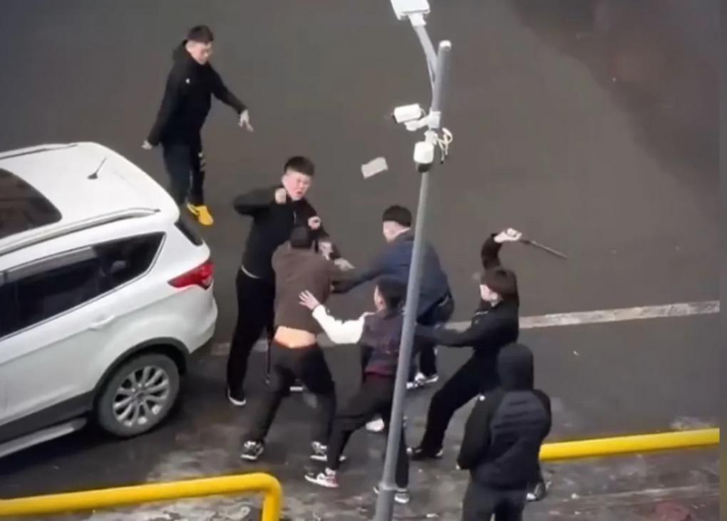 古人云，爱笑的人运气都不会太差。这不四川古蔺县2名15岁小伙子，就因为凌晨在马路