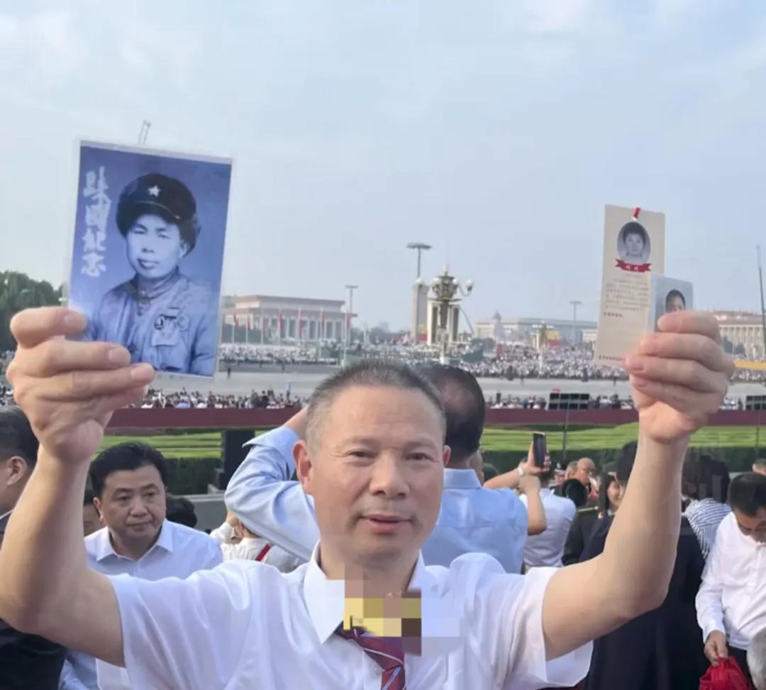 这下出名了！不仅北京，全国人民都知道了。
那个在天安门观礼台举起两张照片的男人，