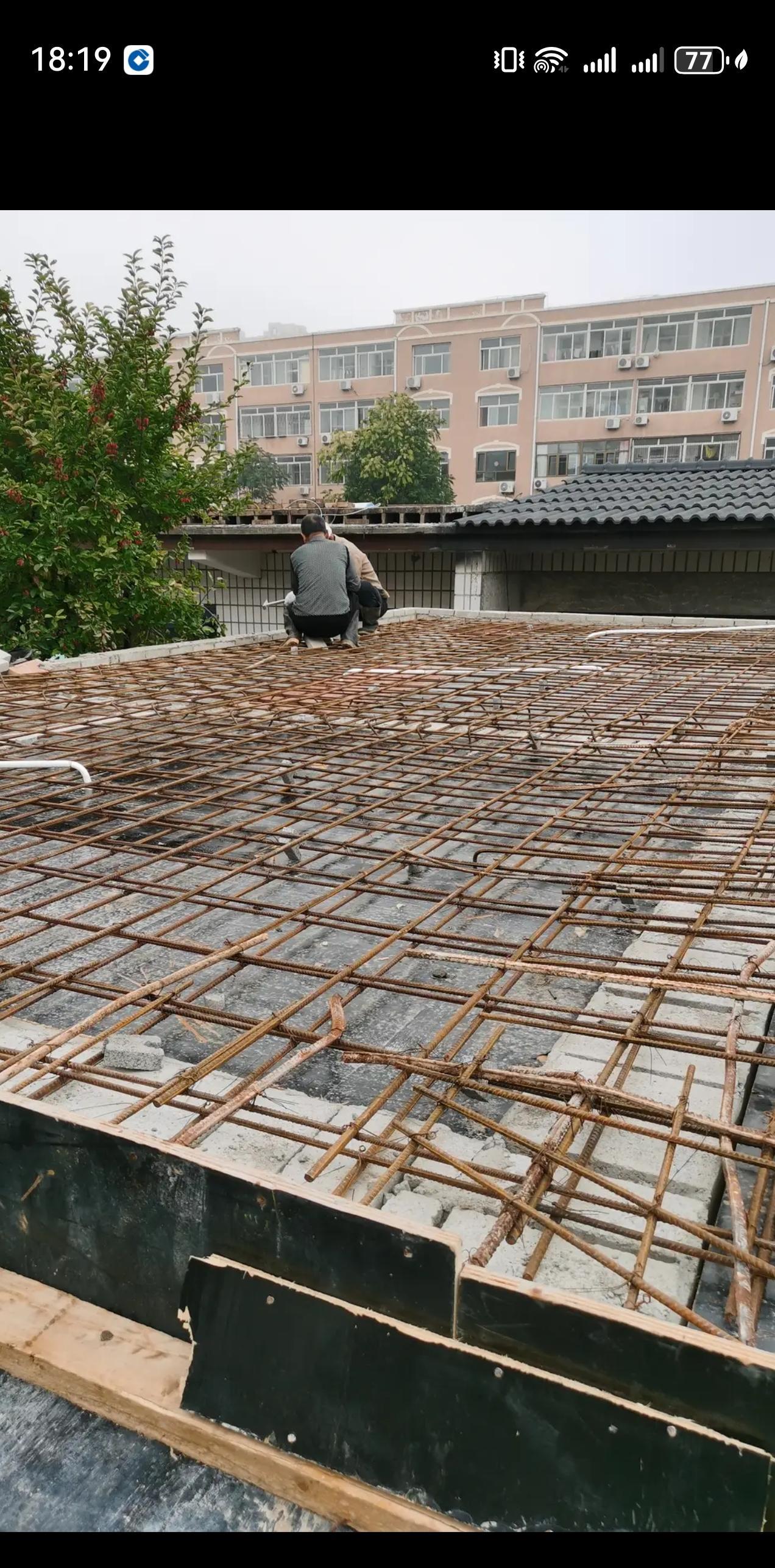 支模板，绑钢筋。[给力][给力][给力][给力]与浇筑完成后的状态，十天后撤模板