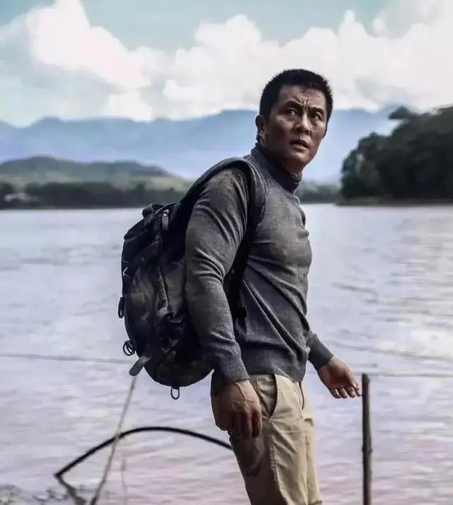 说起內娱圈的硬汉明星，影迷都认可张丰毅，其实这位男演员也是和张丰毅同时代的硬汉明