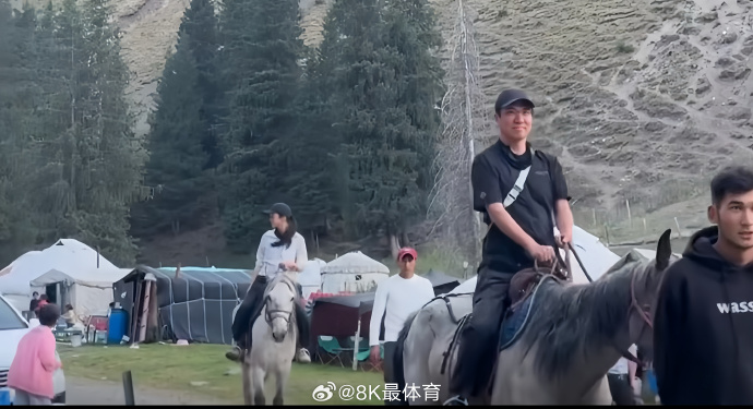 #汤唯和老公新疆骑马#这组草原骑行照就像一段“把生活拍成电影”的长镜头：她卸下红