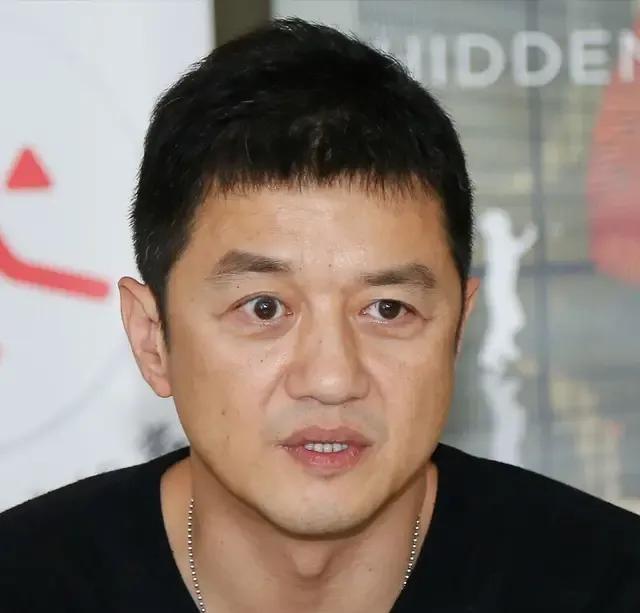 今天刷到李亚鹏新闻突然有点心疼他老婆。这哥当年也是鲜肉级人物，谁能想到现在混成了
