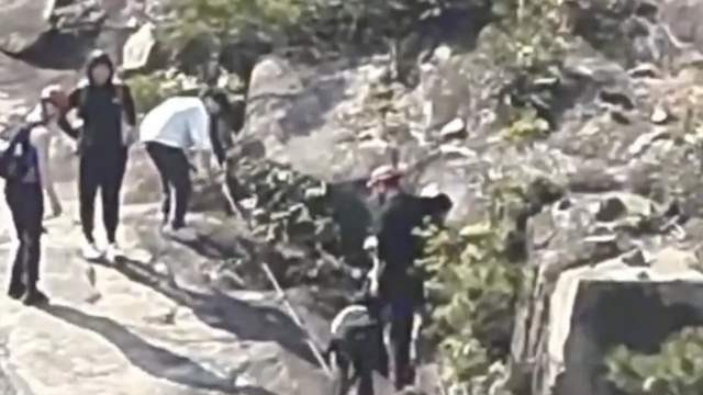 魔鬼崖上的两小时：两名大学生被困，下山时竟遇八人带四娃往上爬
