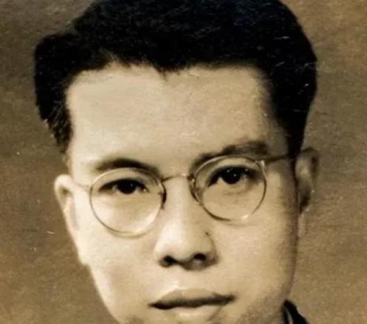 1948年，他不顾妻子反对，用刀划开刚出生3天女儿的后背，看着女儿奄奄一息，妻子