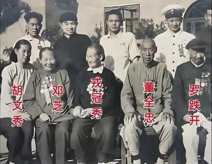 1959年来凤县的一张珍贵合影，坐在前排的都是英雄的父母