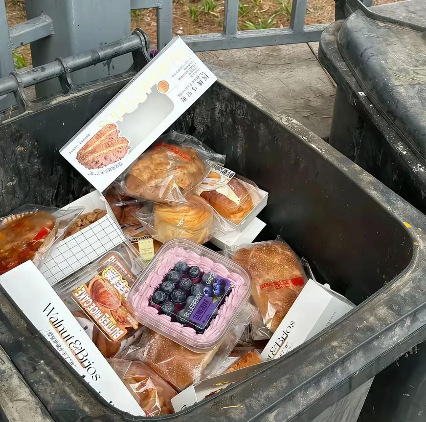 面包房扔掉的过期面包，老板明说放心捡，可以吃的。既然都扔了，为什么不早点打折卖，