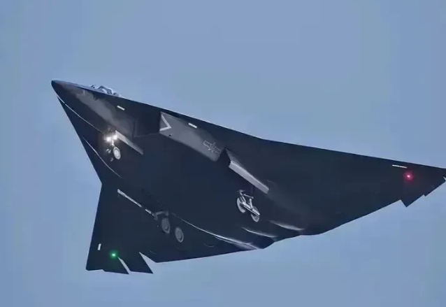 NGAD六代机渲染图出来，这是妥妥的摸着兔子尾巴过河啊！
这也太不遮掩了，活脱脱
