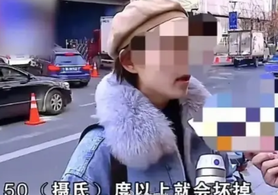 “白嫖上瘾了？”女子在外出吃饭时，特地掏出价值4000元的保温杯，让服务员给自己