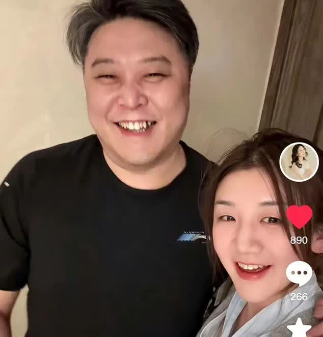 看了孙逊教练夫人发的大梦和孙指导的合照，我开始期待能在赛场早日看到大梦了！
 