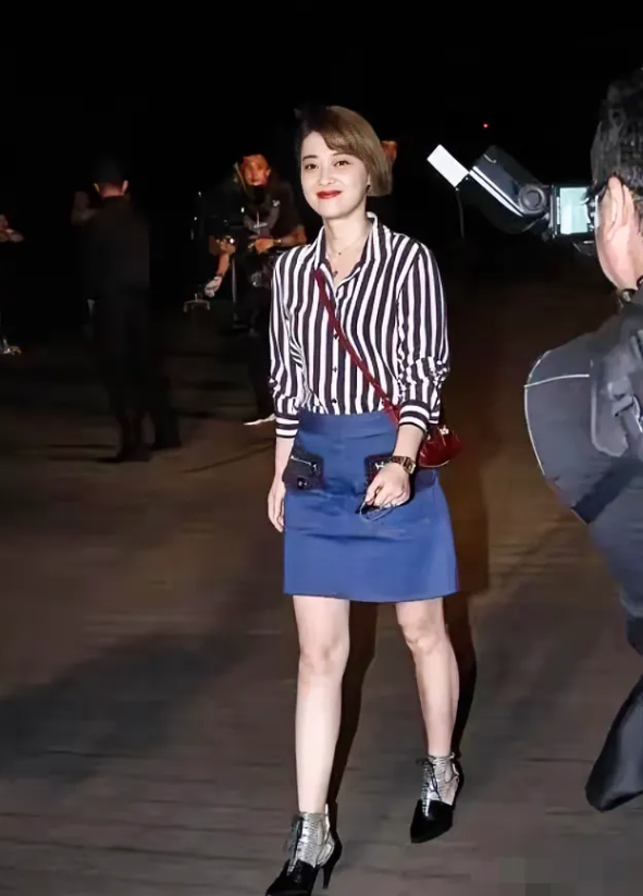 梅婷，166cm，条纹衬衫，端庄大气直接秒杀95花旦，你们看看是不是呢？