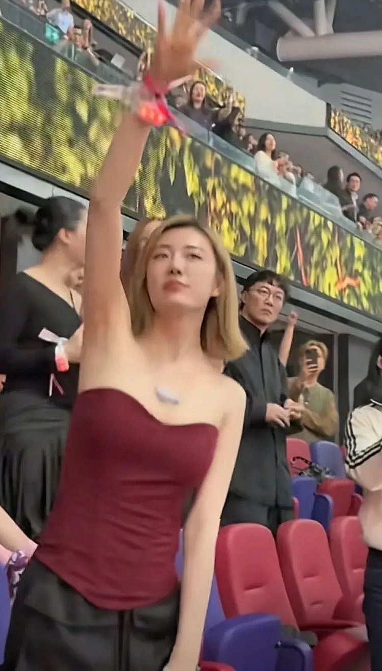 谢霆锋演唱会的视频，总能看到一位美女，闹了半天是女演员！
这几天，网上晒出很多谢