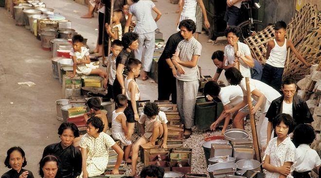 毛主席总是棋高一招，不服不行！香港60年代初严重缺水，老百姓几天都喝不上水，可当
