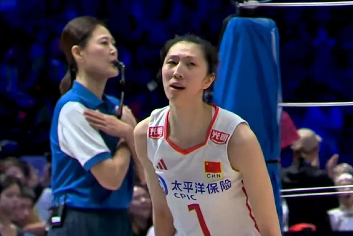 吴梦洁32分赛点救主，中国女排3：2险胜保加利亚
本场比赛中国女排起伏跌宕，第一
