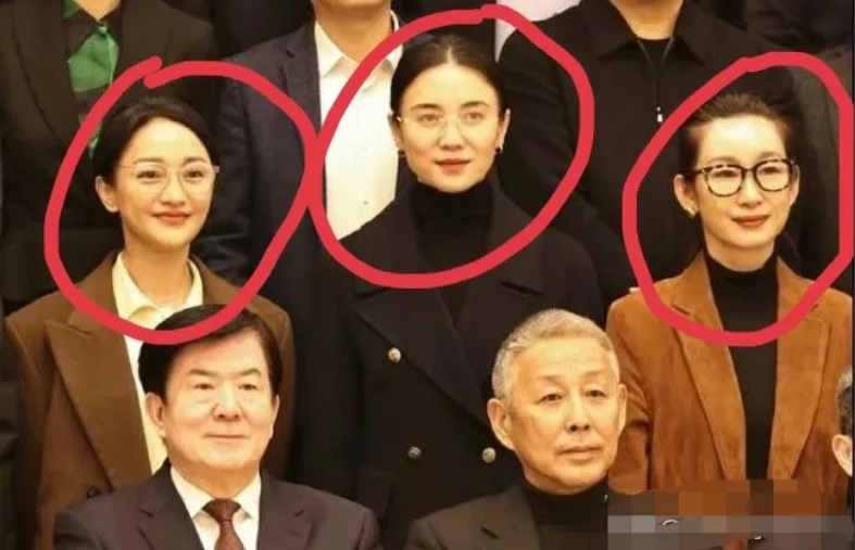 大家注意没？这三位明星大变样了
平时也没见她们戴过眼镜
这怎么齐刷刷的全都把眼镜