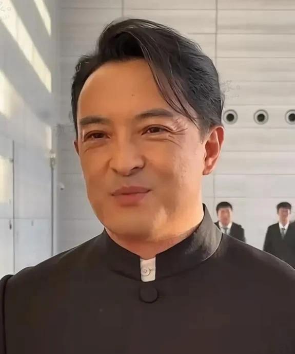 为啥有的男演员鱼尾纹都很重呢？看富大龙鱼尾纹多重，还看靳东也是，也有鱼尾纹，是爱