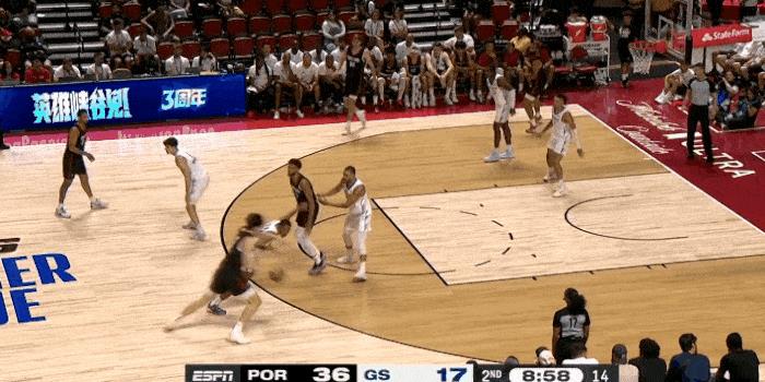 来了！杨瀚森突破上篮拿到夏联首分！
在今天NBA夏季联赛开拓者对阵勇士的第二节比