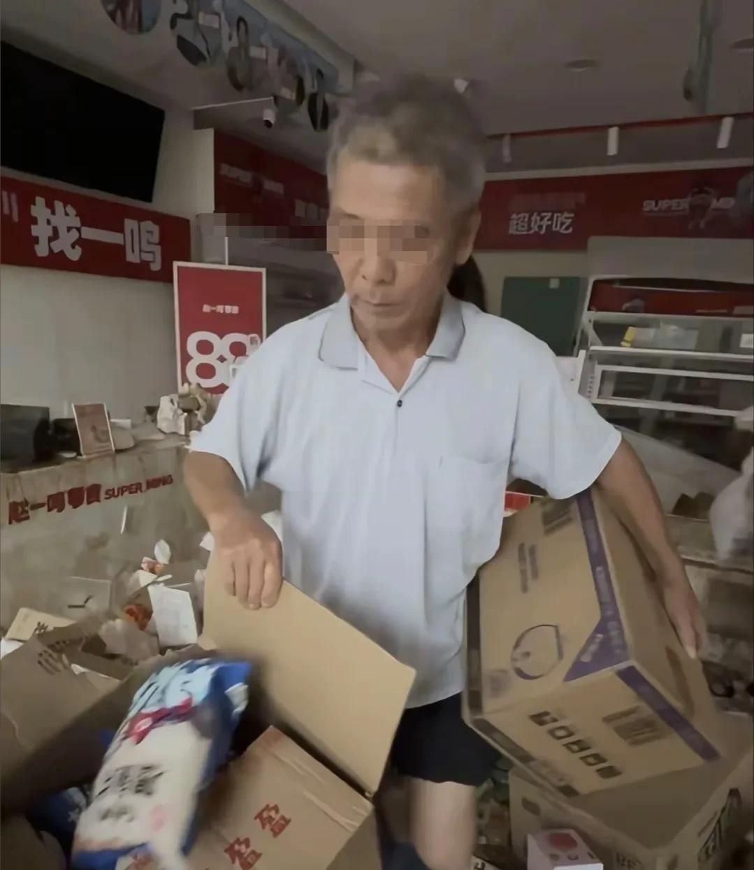 广东人比我们内陆人有钱，也玩0元购，怀集大水退去，当地群众跑到零食店抢东西，每个