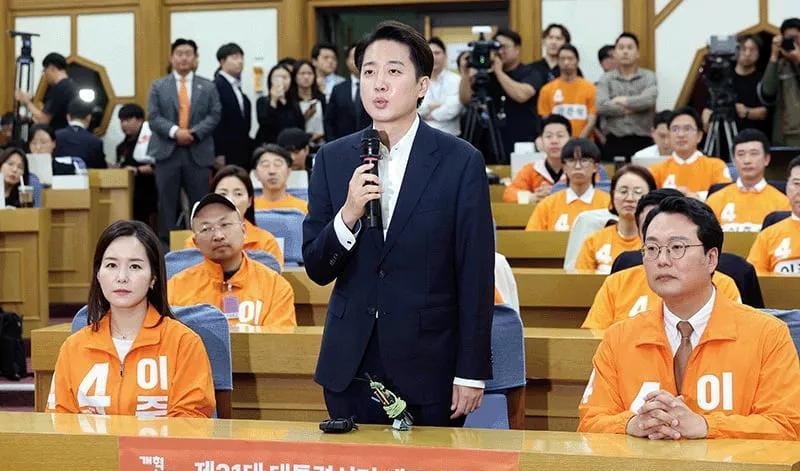 85后的李俊锡对女性爆粗口后丝毫
没动摇在改革新党的地位。
党内，内部会议别人都