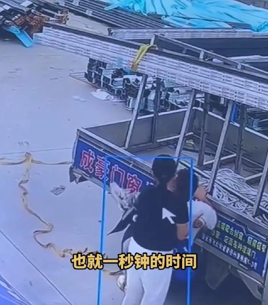 7月30日，浙江温州一男子开车到厂里进货，为防止货物散落，用绳子捆在汽车上。
男