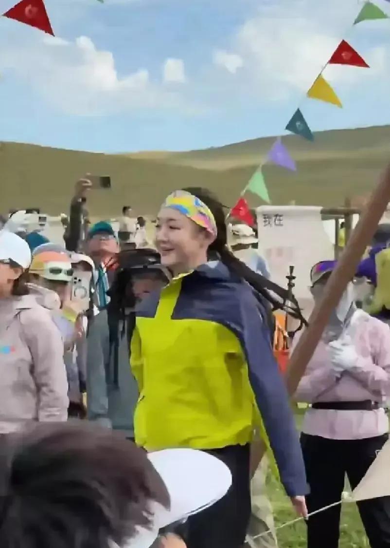 这次陈梦没有穿搭好，感觉有点老气横秋！
一转身回来就是这一身穿搭，立刻有人在网上