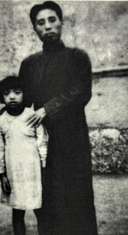 1941年，李广田与女儿李岫在四川叙永的合影。当时，西南联大成立叙永分校，以缓解