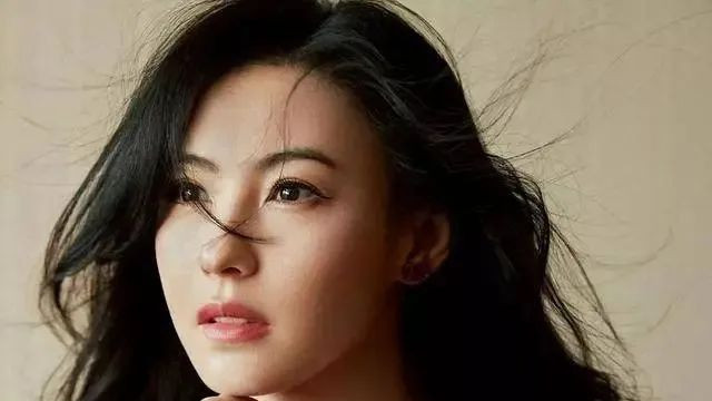 一个粉丝追了她22年，张柏芝的回应却是在街头翻包送她一条项链