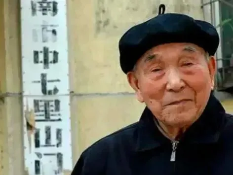 抗战时期，山东一个老婆婆把一个昏迷的日本军人拖回了家，人刚放稳，老太太就对儿媳妇