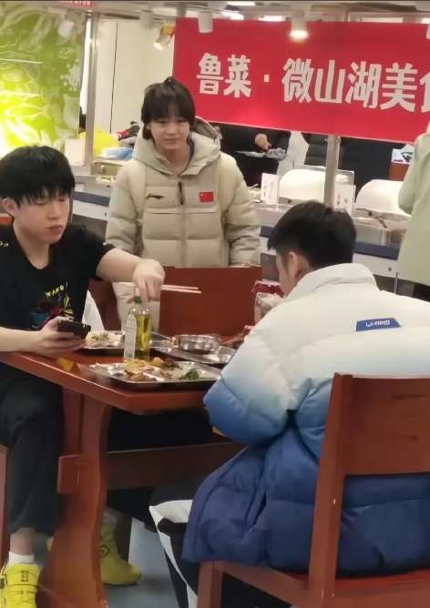 全妹和他大头哥终于同框了，头哥不语，只是一味的干饭，看样子，全妹又蛐蛐他头哥了。