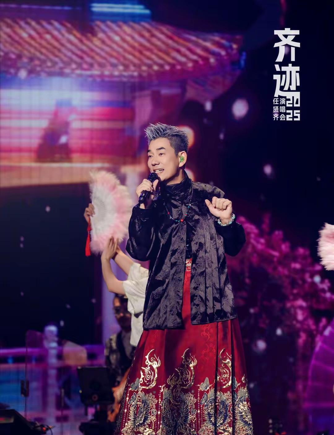 家人们，谁懂这波惊喜！任贤齐深圳演唱会正嗨，场外竟意外捕捉到他家人的身影。任贤齐