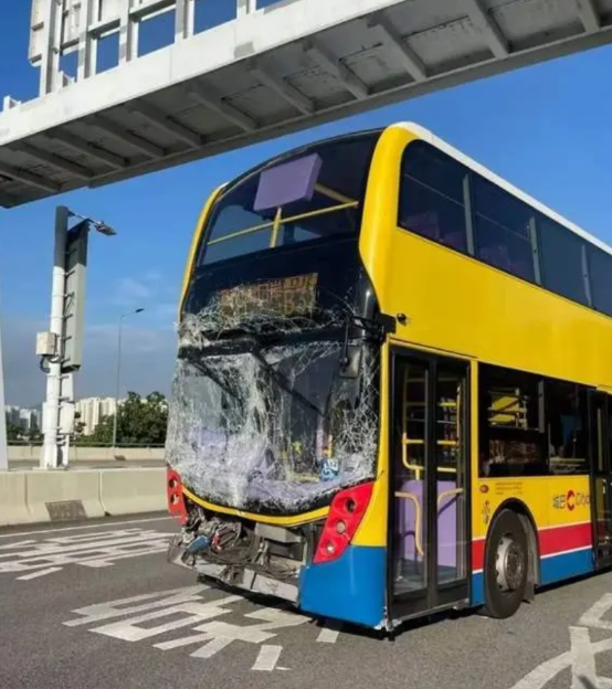 “他不跳一定会被撞死！”6月6日下午，一台巴士撞入正在处理交通事故的现场，一名3