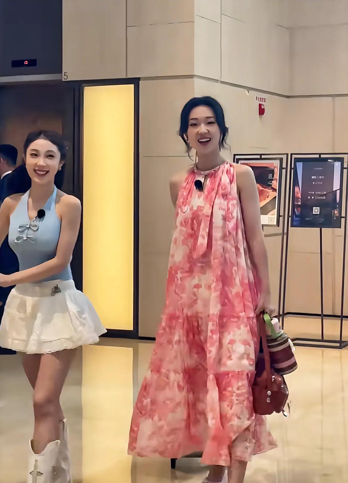 她俩现在很红吗？ 怎么看见好多人接机！
#机场粉丝追星#