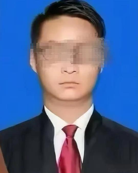 四川成都，女子独居庭院养育三只爱猫，其中一只橘白猫已怀胎待产。某夜，一男子以食物