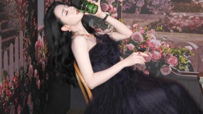 迪丽热巴公开行程受期待，置身花海如梦如幻，手戴戒指似有深意