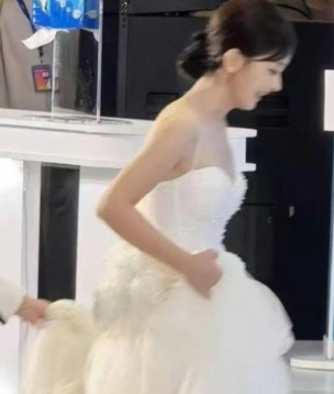 赵丽颖手提裙上台，不敢想象，离婚的女人竟然能美成这样