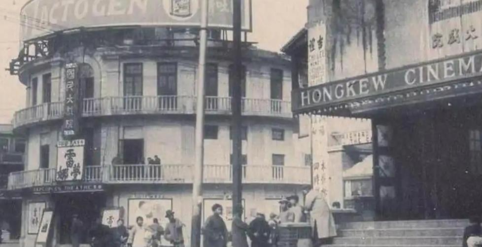 1939年，杀奸团队员祝宗梁，为了找出正在看电影的大汉奸，于是在屏幕上打了5个字