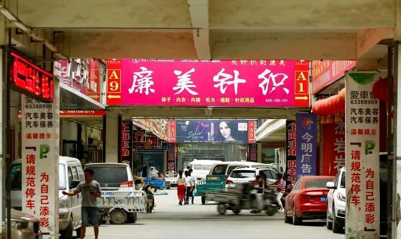 骑手遇老人摔倒毫不犹豫搀扶 如今社会新闻里，总不乏“扶不扶”这类令人纠结的事件。