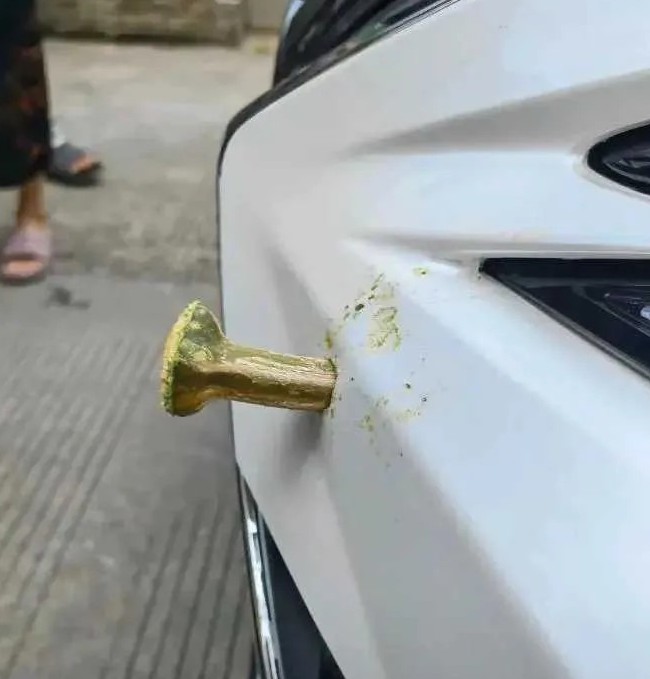 南瓜估计也没想到能扎进去吧？