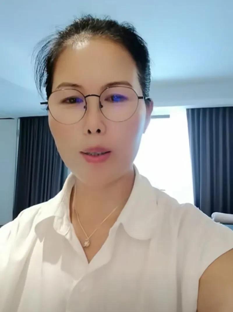 汪小菲家的保姆阿姨又直播了，相信很多人开始和我有一样的想法，保姆现身网络不合适，