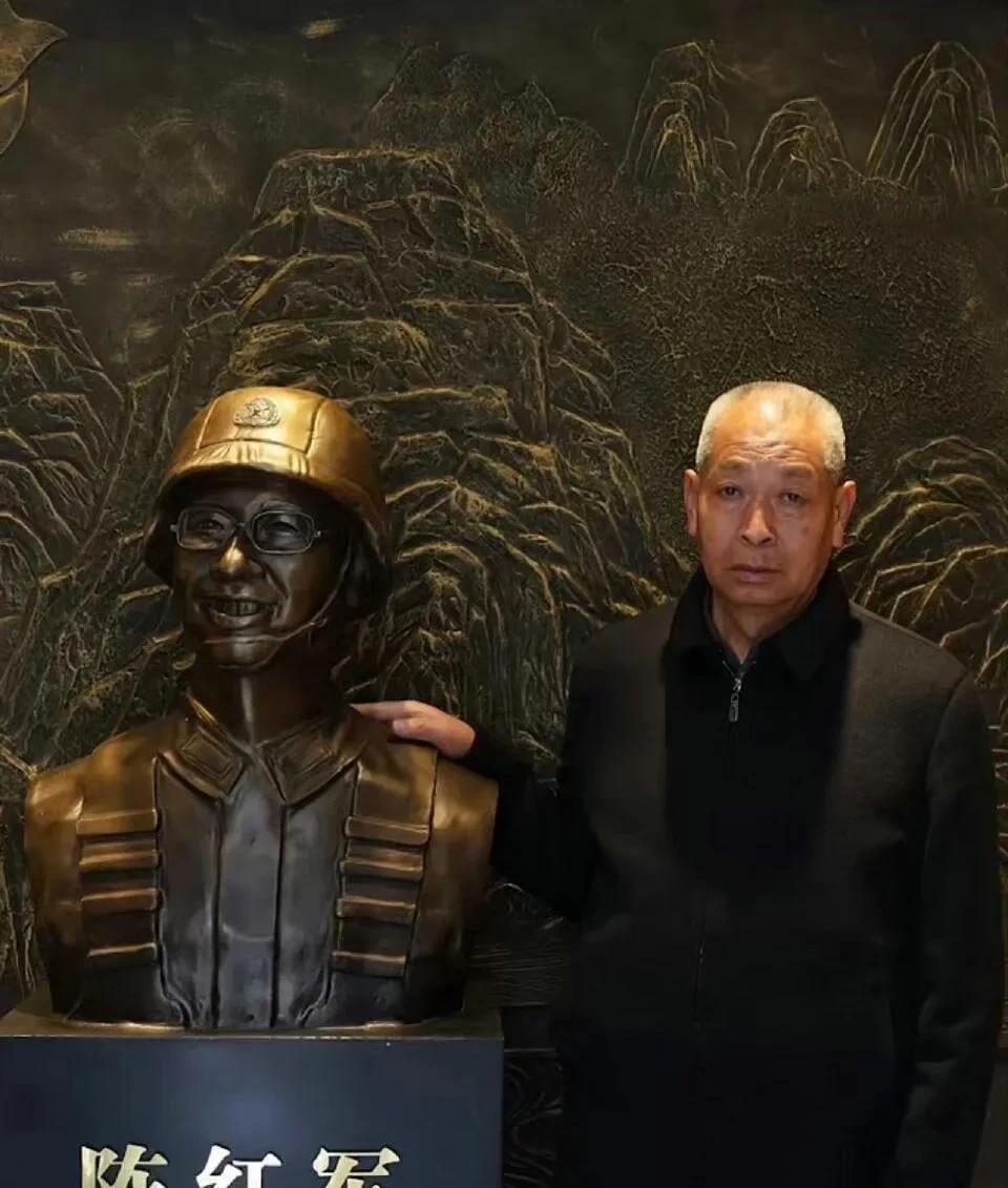 老父亲和儿子陈红军英雄的合影，看老人家的表情，让人心痛。
陈红军是戍边英雄，20