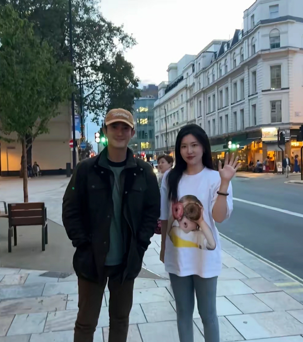 同学在英国遇到了吴彦祖又发了朋友圈我真佩服她 在国外遇见明星的概率好大一年里这都