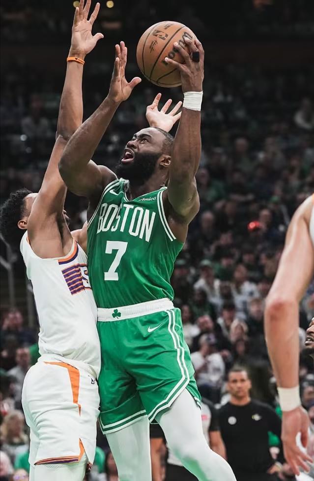 #篮球#
2025年4月5日，NBA常规赛中凯尔特人主场123-103战胜太阳。